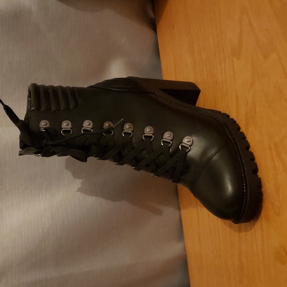 New Guess Booties - Picture 2 of 3